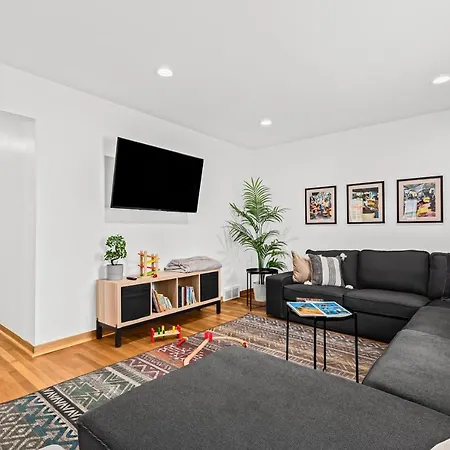 Family-Friendly, Multi-Day Sale, 15 Mins To Downtown Villa